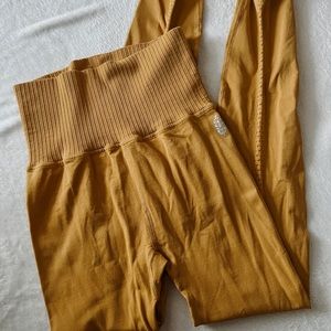 (SOLD ON INSTA) FREE PEOPLE MOVEMENT GOOD KARMA 7/8 LEGGINGS